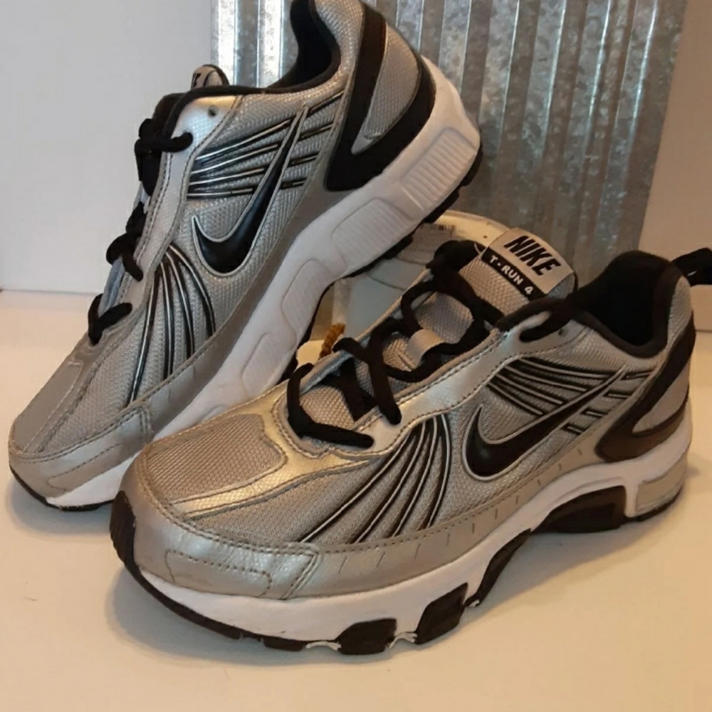 Nike T-RUN BOYS SIZE 5.5Y